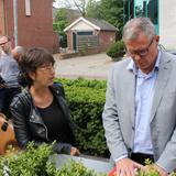 Actie bij Gemeentekantoor Aalten: 'Bloemenvouwers, geen bijstand maar loon'.